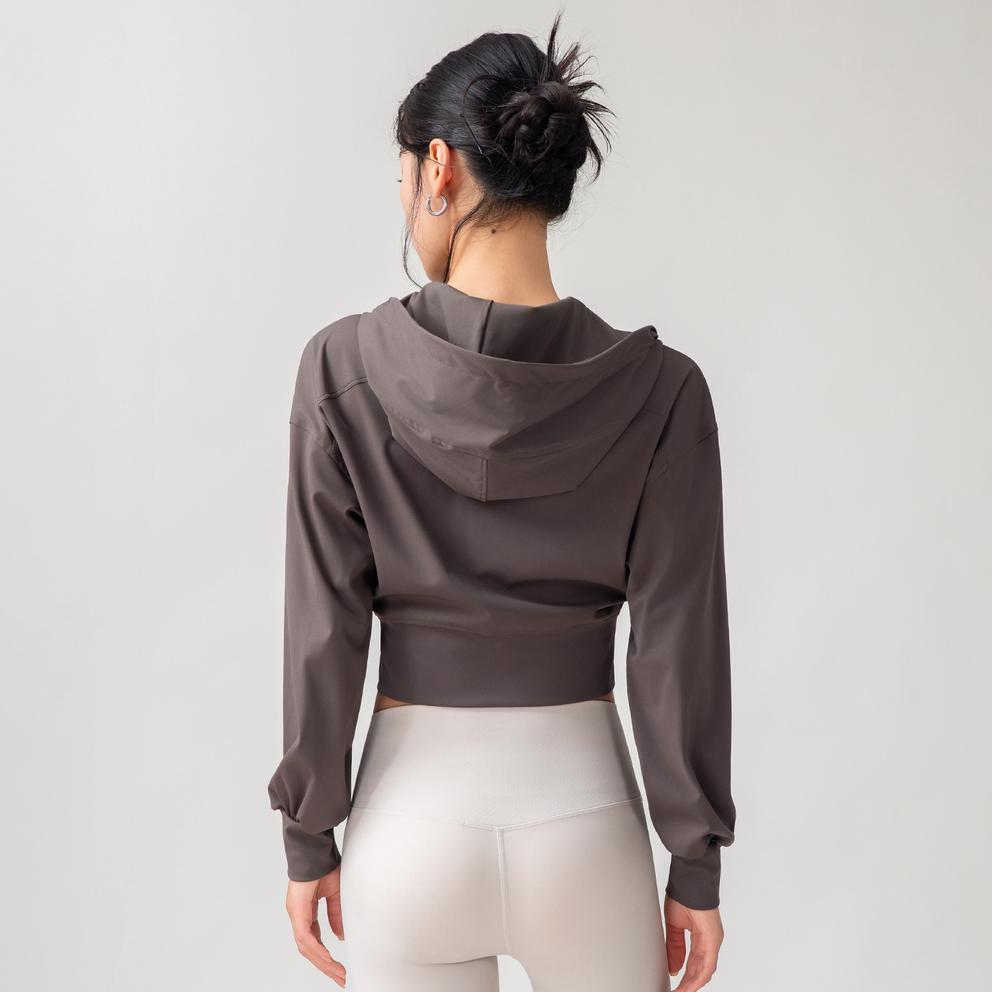 بلوزة رياضية نسائية بسيطة بلون - مراجعة Yoga & Fitness Center وسعره