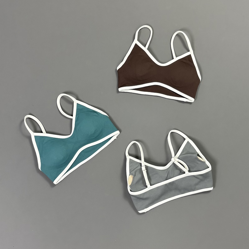 حمالة صدر رياضية نسائية بخطوط  - مراجعة Yoga Và Fitness وسعره